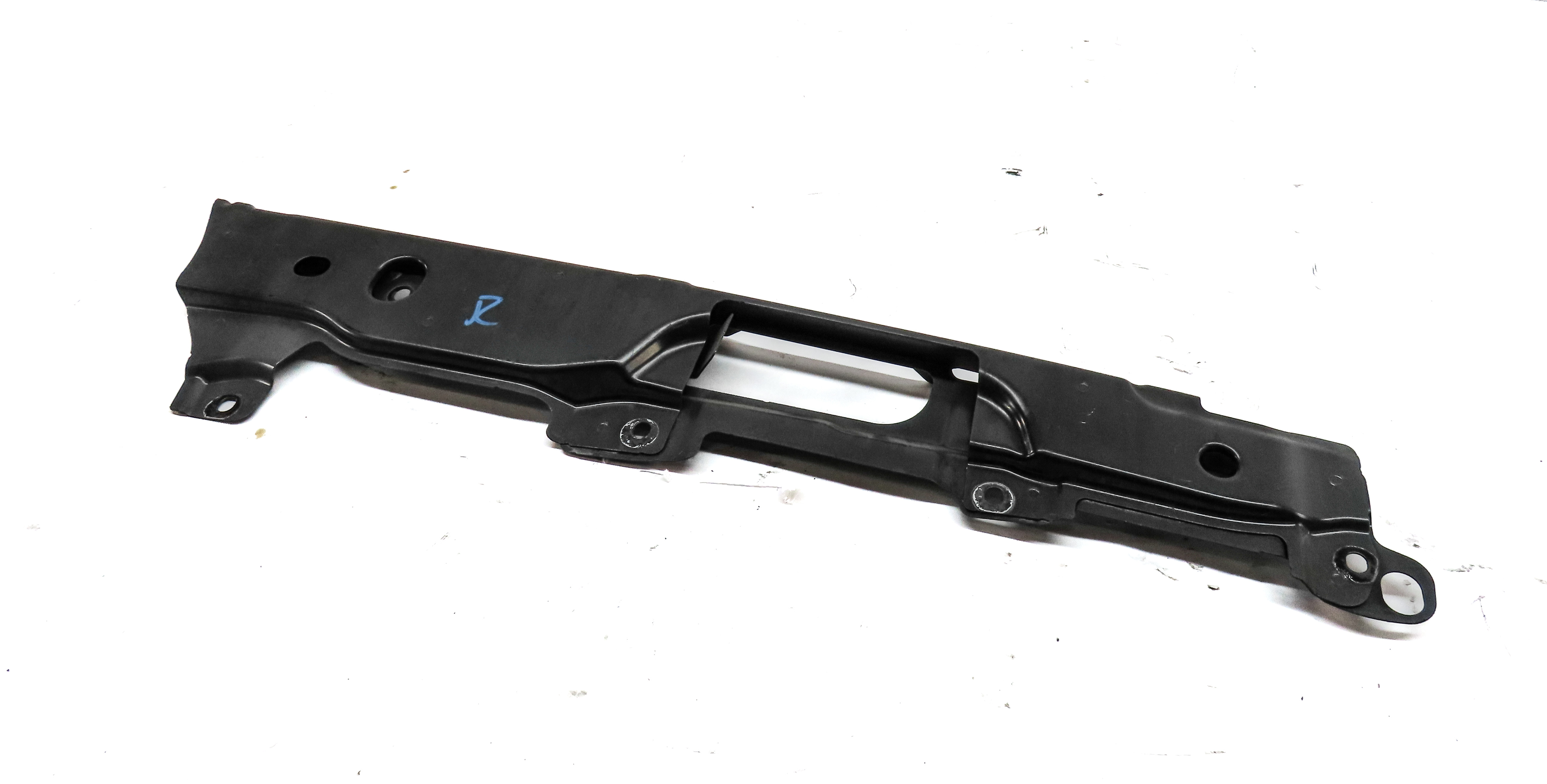 2017 LAND ROVER DISCOVERY (L462) FRONT RIGHT PASSENGER FENDER MOUNT BRACKET — exact item pictured